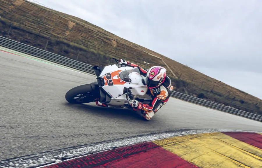 Una moto KTM 990 RC R TRACK gira en una pista