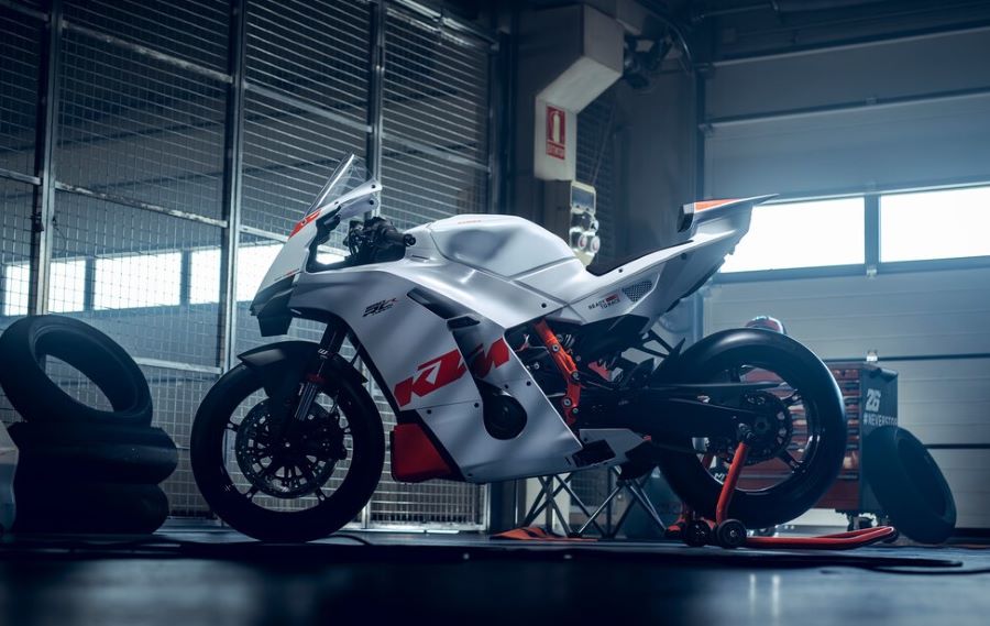Una moto KTM 990 RC R TRACK dentro de un box