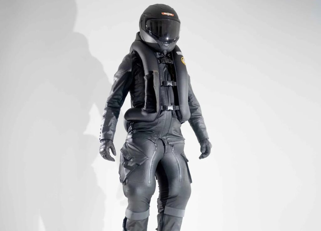Un piloto calzado con un traje de moto con doble airbag