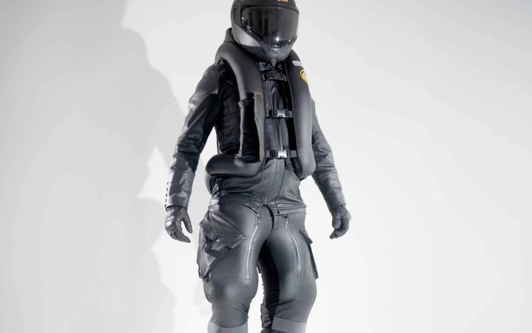 Un piloto calzado con un traje de moto con doble airbag