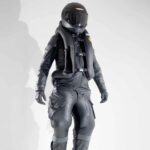 Un piloto calzado con un traje de moto con doble airbag