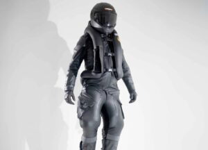 Un piloto calzado con un traje de moto con doble airbag