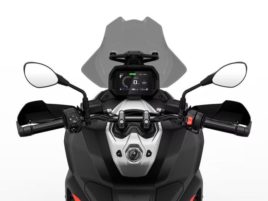 Aprilia SR GT 400: actitud deportiva en formato crossover Manubrio, pantalla y parabrisas de un scooter Aprilia SR GT 400 vistos desde la posición de conducción