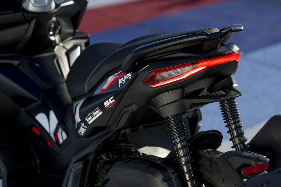 Aprilia SR GT 400: actitud deportiva en formato crossover Vista trasera de la suspensión y la luz de stop de un scooter Aprilia SR GT 400