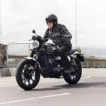 Un motociclista se desplaza sobre una moto BSA Bantam 350 negra