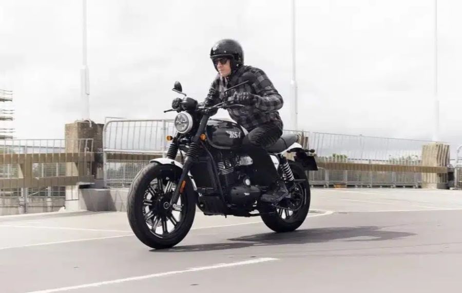 Un motociclista se desplaza sobre una moto BSA Bantam 350 negra