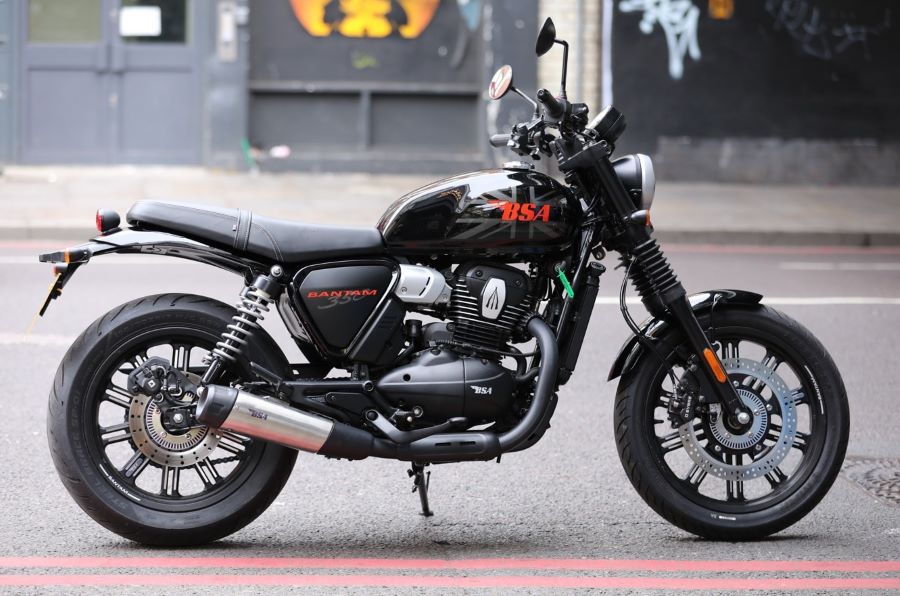 Una moto BSA Bantam 350 negra parada en la calle
