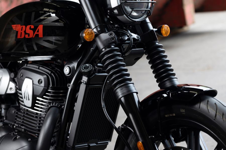 Vista parcial de una moto BSA Bantam 350 negra