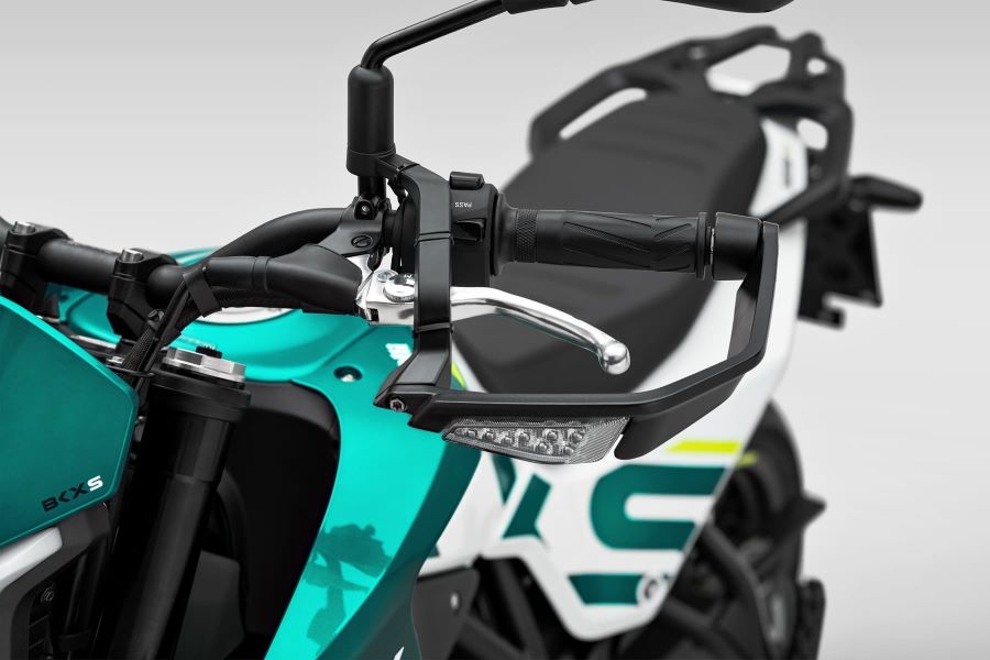 Vista parcial de una moto Benelli BKX 125 S celeste