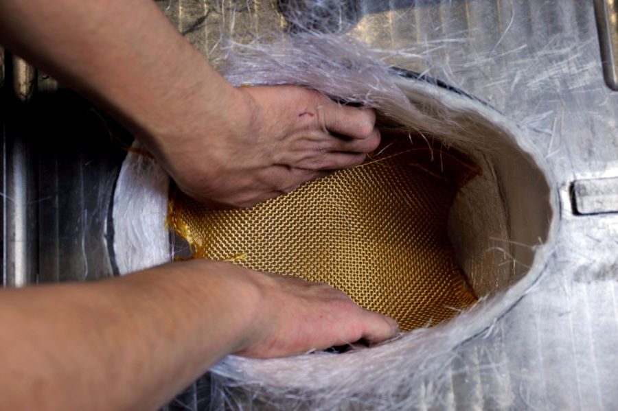 Un operario de la fábrica japonesa Arai trabaja en la fabricación del interior de un casco