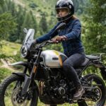 Una mujer se desplaza en una moto neo retro Ceccato Andina 300