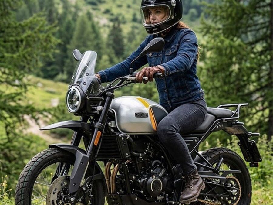 Una mujer se desplaza en una moto neo retro Ceccato Andina 300