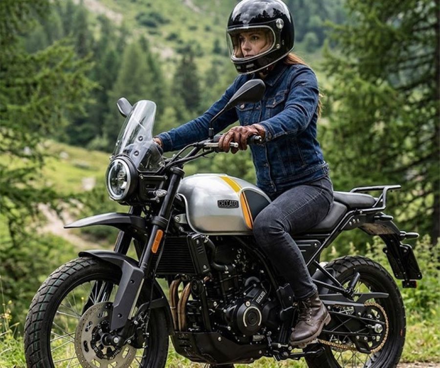 Una mujer se desplaza en una moto neo retro Ceccato Andina 300