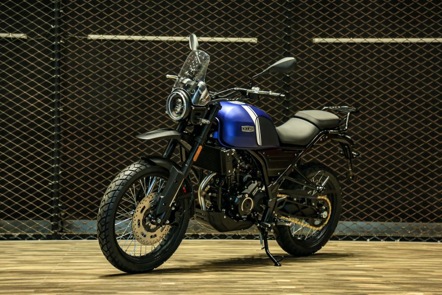 Perfil izquierdo de una moto Ceccato Andina 300 azul y blanca