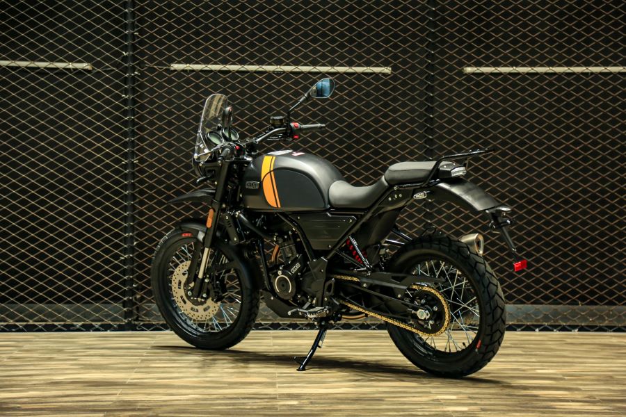 Lateral derecho de una Ceccato Andina 300 gris oscuro y naranja