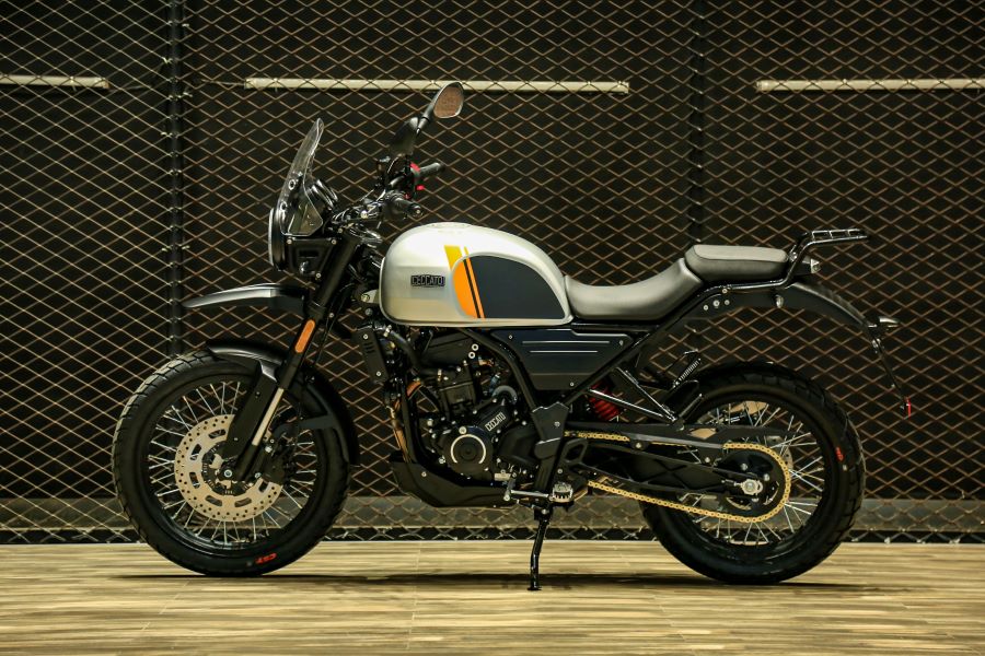 Lateral izquierdo de una moto Ceccato Andina 300 gris claro con naranja