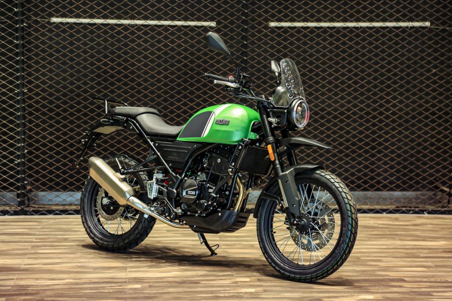 Lateral derecho de una moto Ceccato Andina 300 verde