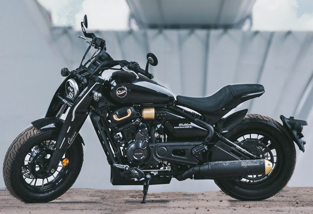 Lateral izquierdo de una moto custom Cyclone RA600 negra