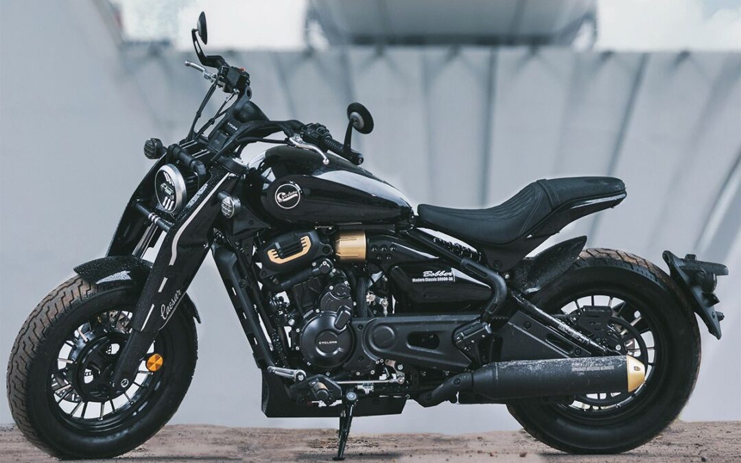 Lateral izquierdo de una moto custom Cyclone RA600 negra