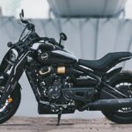 Lateral izquierdo de una moto custom Cyclone RA600 negra