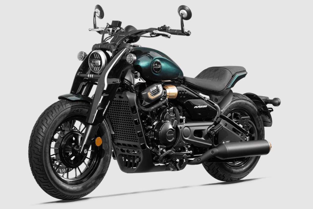 Lateral izquierdo de una moto Cyclone RA600 verde metalizado
