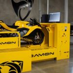 Una moto Damon Hypersport amarilla subida a un banco de pruebas