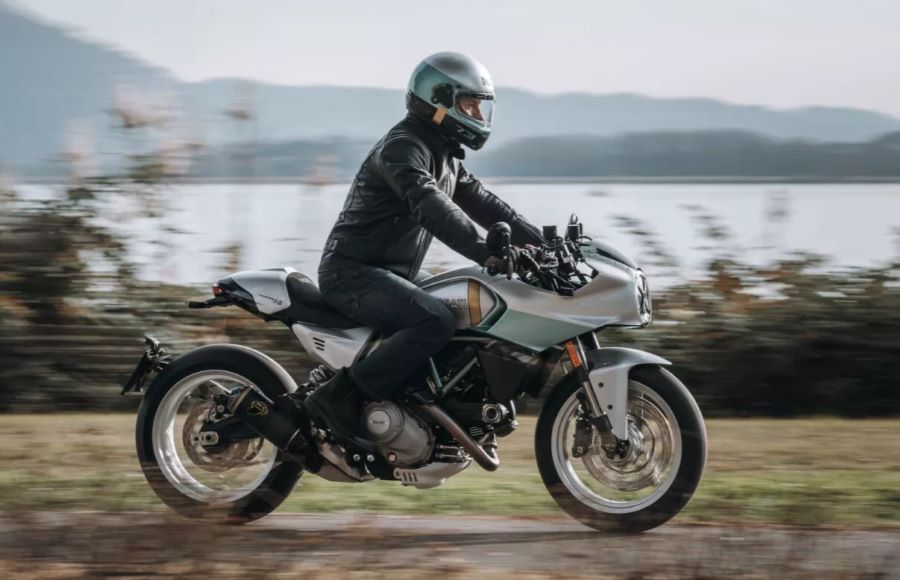 La Desmo definitiva: Ducati Formula 73 en 873 piezas únicas Una Ducati Formula 73 en plena ruta