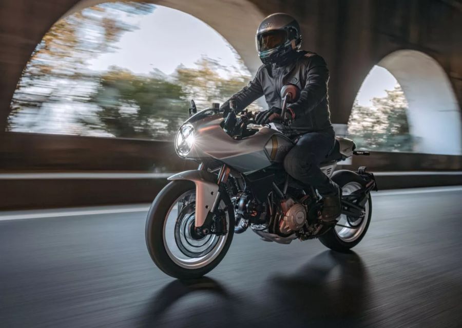 La Desmo definitiva: Ducati Formula 73 en 873 piezas únicas Un piloto se desplaza con una Ducati Formulo 73 con las luces encendidas por un túnel