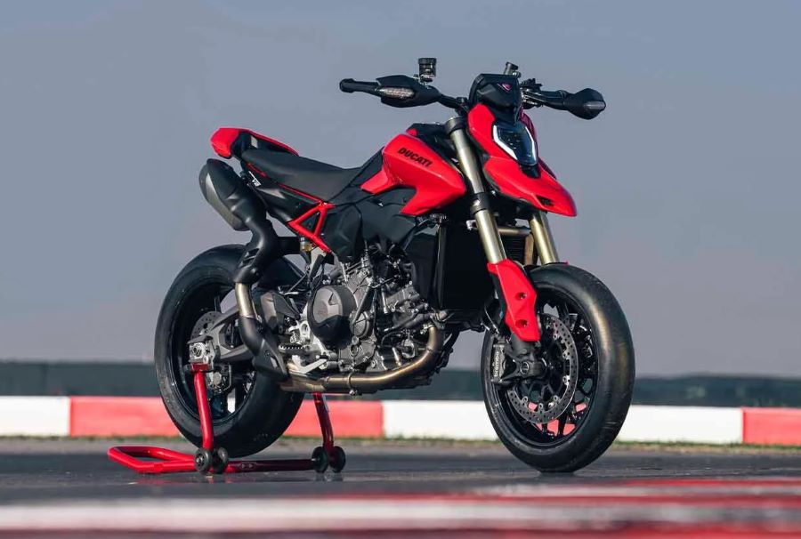 Hypermotard V2 y V2 SP: dos interpretaciones del mismo exceso Vista lateral derecha de una Ducati Hypermotard V2 parada sobre una pista