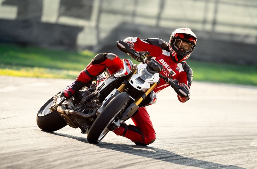 Hypermotard V2 y V2 SP: dos interpretaciones del mismo exceso Una Ducati Hypermotard V2 SP derrapa al estilo motard en un pista