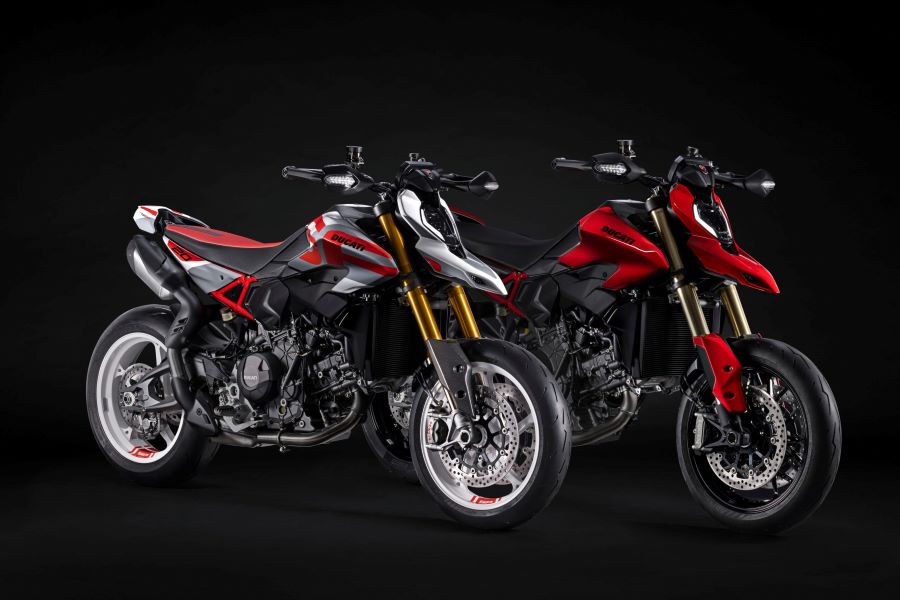 Hypermotard V2 y V2 SP: dos interpretaciones del mismo exceso Las Ducati Hypermotard V2 y V2 SP alineadas paralelamente
