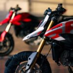 Medio lateral izquiero delantero de las Ducati V2 y V2 SP dispuesta en paralelo en un ámbito con luz tenue