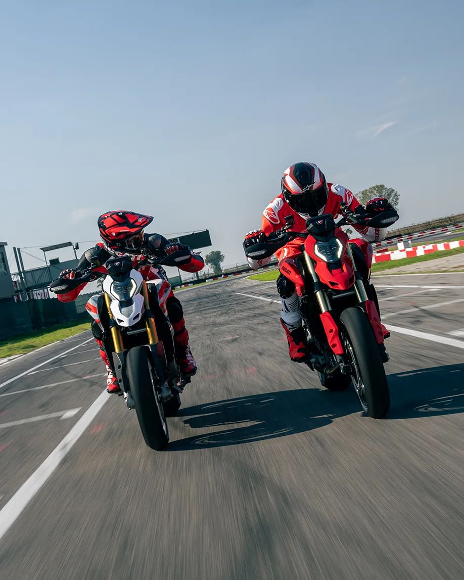 Hypermotard V2 y V2 SP: dos interpretaciones del mismo exceso Las Ducati Hypermotard V2 y V2 SP vista de frente, girando en paralelo en una pista