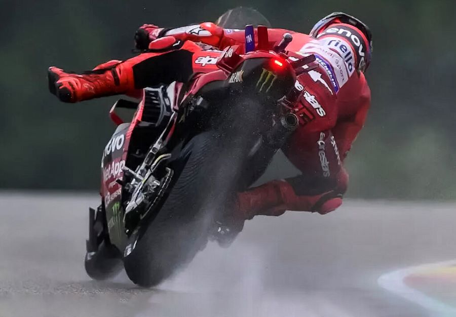 Visto desde artrás, Marc Márquez realiza una maniobra que lo obliga a despegar su pierna izquierda de su moto