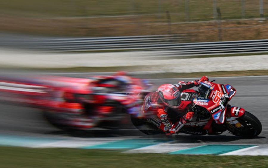 Marc Márquez y su Ducati en plena faena y en una imagen artística que refleja velocidad