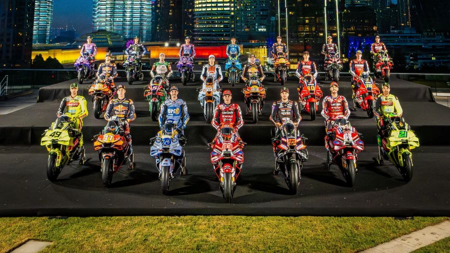 La tradicional foto de familia con todos los pilotos de la parrilla de MotoGP 2026 sentados sobre sus máquinas