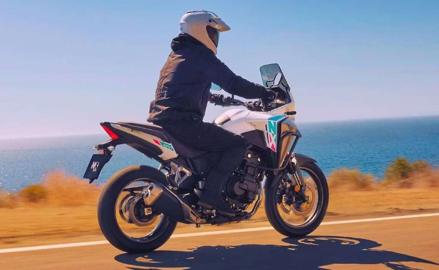 Las mejores motos adventure 450 del mundo en 2026 Un piloto circula con un Honda NX500