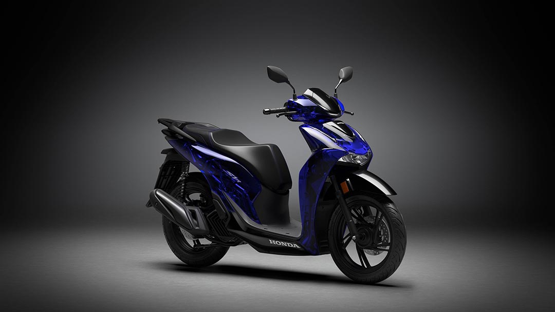 Un scooter Honda SH125i azul modelo Vetro, con plásticos semitransparentes