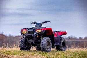 un cuatriciclo Honda TRX420FM posa en medio del campo