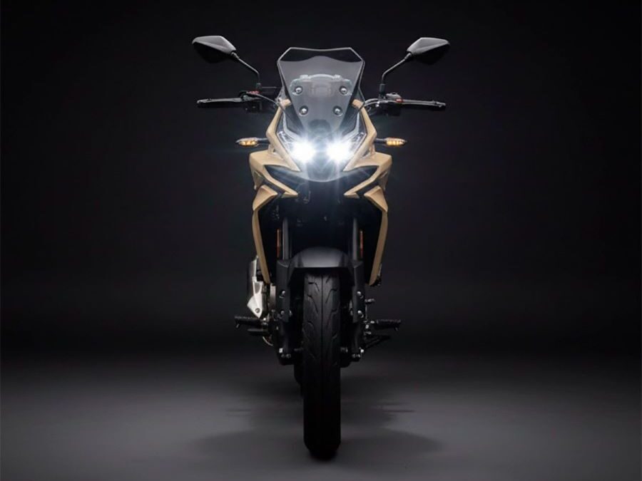 Una moto Leonart Racer 300 vista de frente y con las luces encendidas