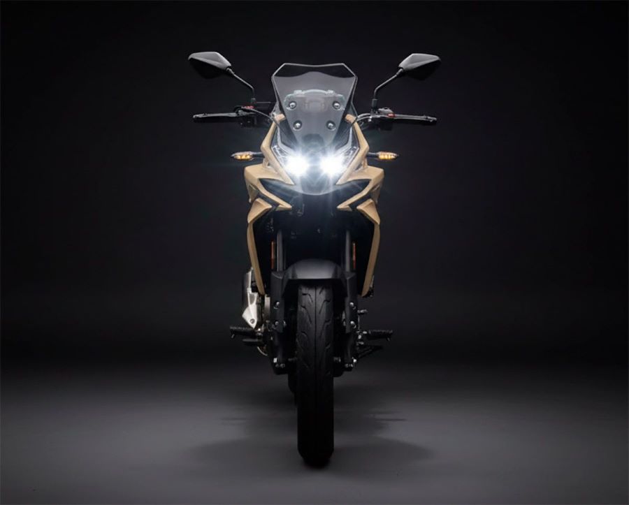 Una moto Leonart Racer 300 vista de frente y con las luces encendidas