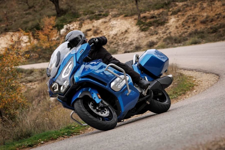 MITT GT-K 750: ¿fin del prejuicio chino? Un piloto gira a la derecha con una moto gran turismo MITT GT-K 750