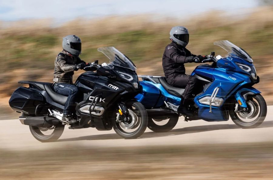 MITT GT-K 750: ¿fin del prejuicio chino? Una Moto MITT GT-K 750 azul y otra negra avanzan por una ruta sin vegetación