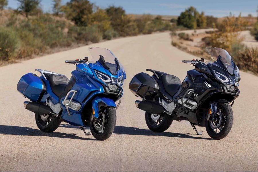 MITT GT-K 750: ¿fin del prejuicio chino? Dos motos gran turismo MITT GT-K 750 posan atravesadas en un camino de tierra