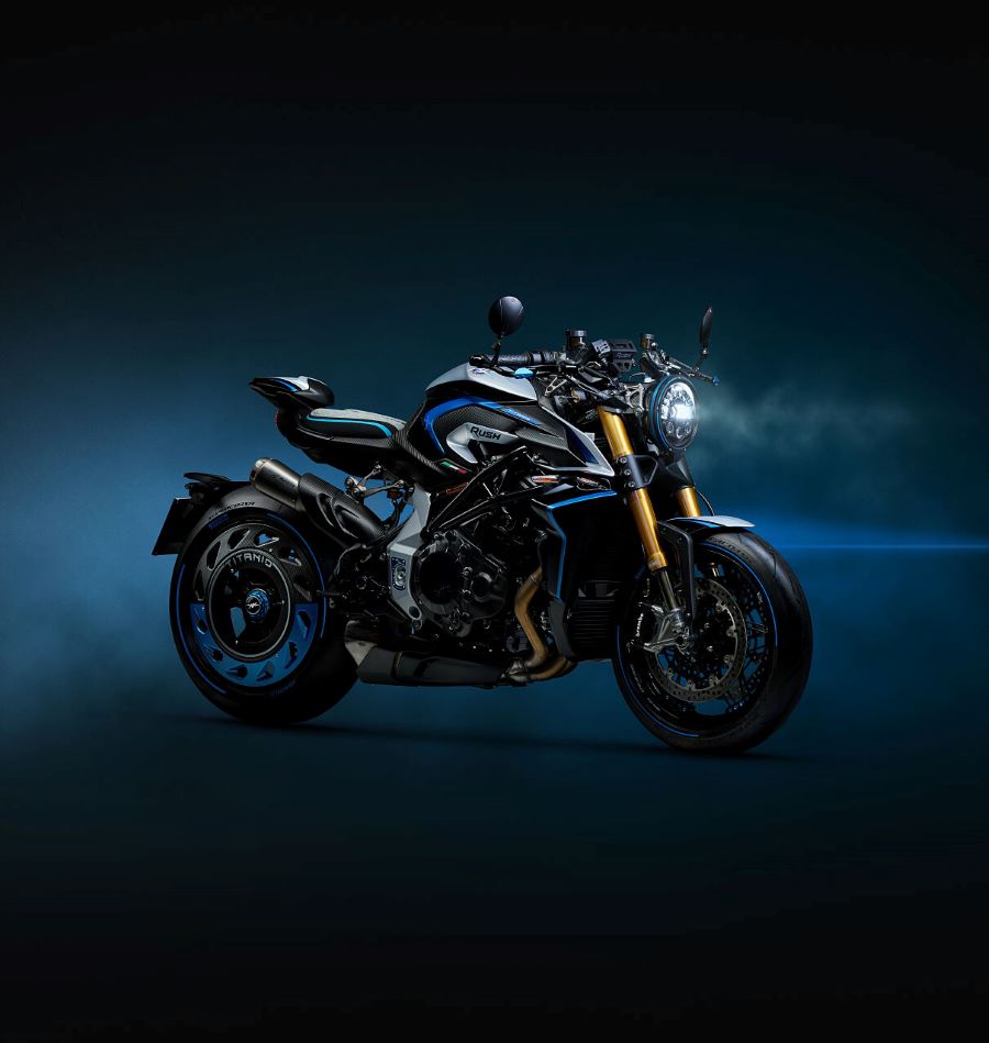 Lateral derecho de una moto MV Agusta Rush Titanio parada en la oscuridad y con las luces encendidas