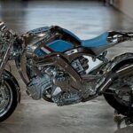 Lateral izquierdo de una moto Midual Francaise