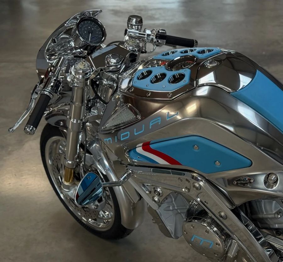 Vista desde arriba.l aparte media delantera de una moto Midual Francaise