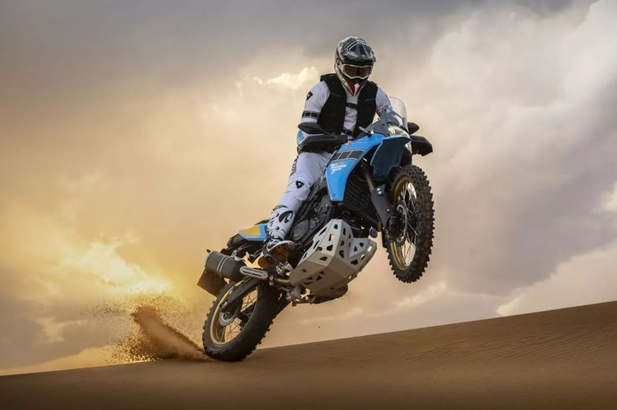 Una moto trail de 450 cc se impulsa en la arena con la rueda delantera levantada