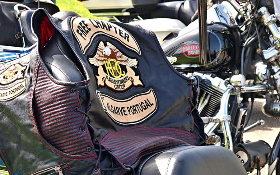 Nombres para club de motos: ejemplos para inspirarse Un chaleco de cuero con el nombre de un club de motos reposa sobre una máquina