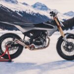 Una moto de flat Track Picasso OMT 450C parada sobre la nieve